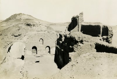 Interieur van de grote donjon (qasr) van het klooster van St Simeon, Aswan, Egypte, foto door Ugo Monneret de Villard door Ugo Monneret de Villard