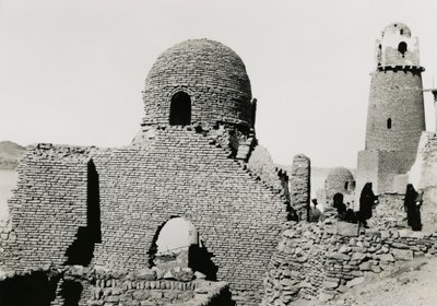Minaret van al-Mashhad al-Bahari en ruïnes van moskee, bij Aswan, Egypte, foto door Ugo Monneret de Villard door Ugo Monneret de Villard