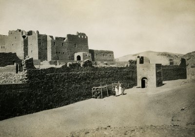 Klooster van St Simeon, van buiten gezien met oostelijke muur, Aswan, Egypte, foto door Ugo Monneret de Villard door Ugo Monneret de Villard