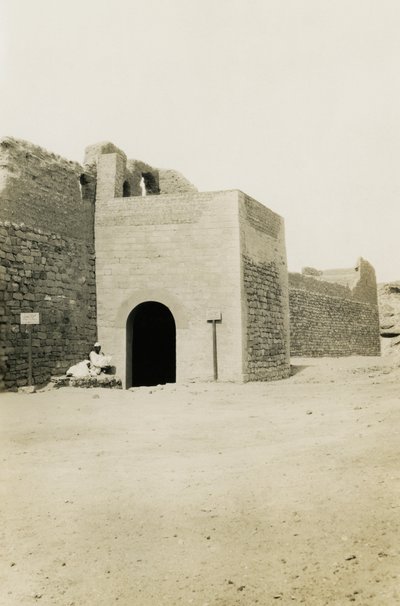 Klooster van St Simeon, zicht op poort en oosterse toren, Aswan, Egypte, foto door Ugo Monneret de Villard door Ugo Monneret de Villard