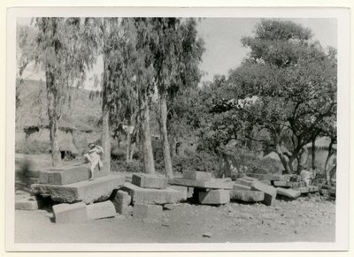 Overblijfselen van stenen platforms, ook bekend als koningstronen, Axum, Ethiopië, foto door Ugo Monneret de Villard door Ugo Monneret de Villard