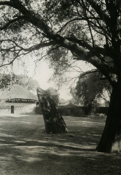Stele in Axum, Ethiopië, foto door Ugo Monneret de Villard, ca 1937 door Ugo Monneret de Villard