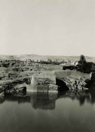 Tempelruïnes op Elephantine eiland, met Cleopatra bad op de voorgrond, Aswan, Egypte, foto door Ugo Monneret de Villard door Ugo Monneret de Villard