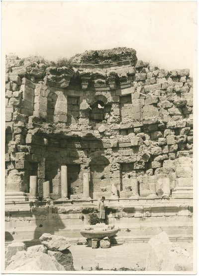 Het nymfaeum, Grieks-Romeinse stad Gerasa (nu Jerash), foto door Ugo Monneret de Villard, ca 1930 door Ugo Monneret de Villard