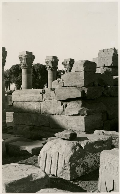 Gezicht op Romeins nymfaeum, Dendera, Egypte, foto door Ugo Monneret de Villard door Ugo Monneret de Villard