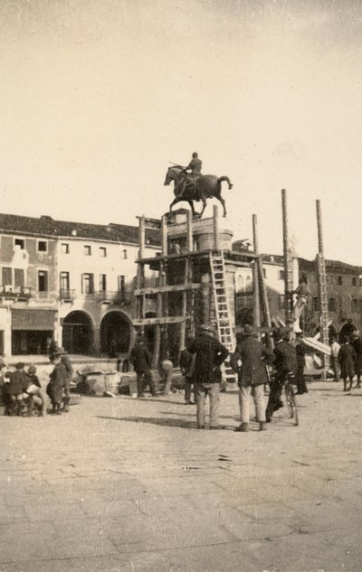 Het ruiterstandbeeld van "Gattamelata", in restauratie, in Padova tijdens de Eerste Wereldoorlog door Ugo Ojetti