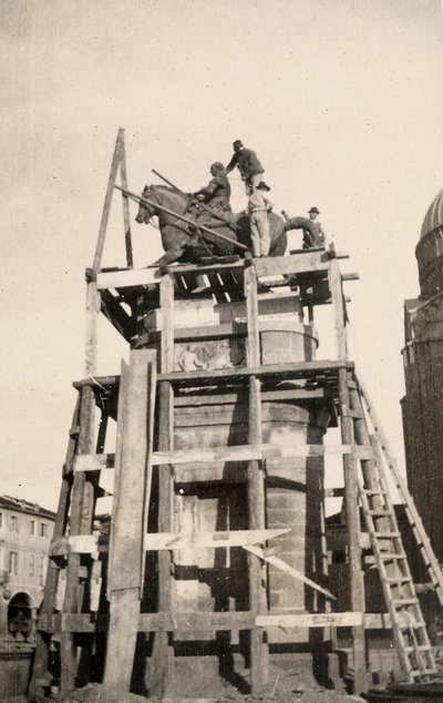 Het ruiterstandbeeld van "Gattamelata" in restauratie in Padova tijdens de Eerste Wereldoorlog door Ugo Ojetti