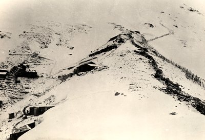 Loopgraven en hekken op de hellingen van Monte Nero tijdens de Eerste Wereldoorlog door Ugo Ojetti