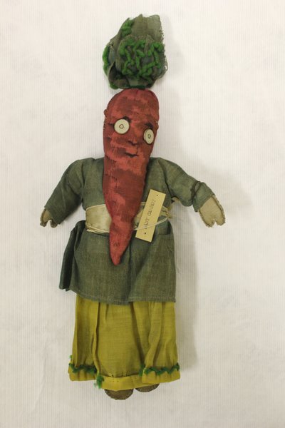 Lady Carrot lappenpop, hoofd is in de vorm van een wortel door Una Maw