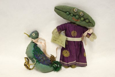 Miss Green Peas lappenpop, hoofd is in de vorm van een erwtenschil, en ze leidt haar huisdier eend aan een roze satijnen lint door Una Maw