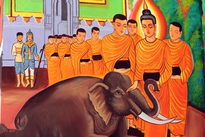 20151029, Vientiane, Laos: Wat Si Muang (Simuong) boeddhistische tempel. Schilderij dat het levensverhaal van Shakyamuni Boeddha uitbeeldt. Een wilde olifant getemd door liefdevolle vriendelijkheid door Unbekannt