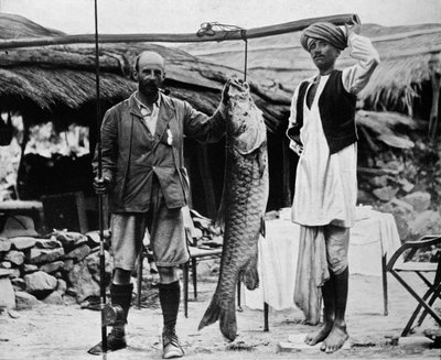 59 lb Mahseer, gevangen door Kapitein H. B. D. Campbell, R.E., in de Boven-Ganges, ca. 1903, 1903 door Unbekannt