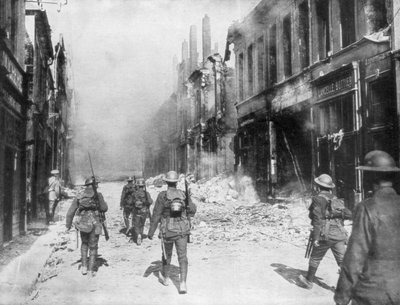 Een Britse legerpatrouille, Cambrai, Frankrijk, Eerste Wereldoorlog, 9 oktober 1918 door Unbekannt