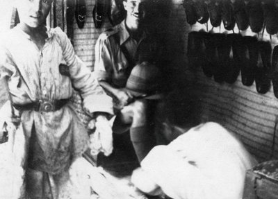 Een Britse officier in een schoenenwinkel, Bagdad, Mesopotamië, WOI, 1918 door Unbekannt