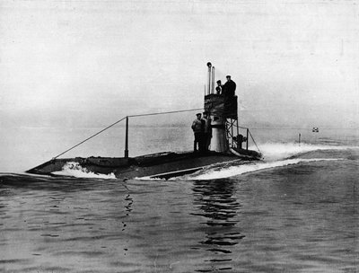 Een Britse onderzeeër aan de oppervlakte, 1914 door Unbekannt