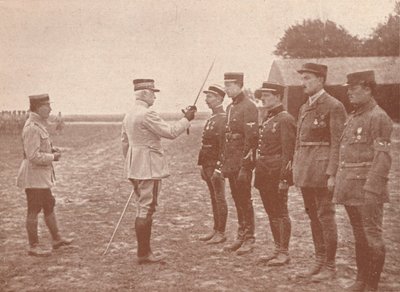 Een Franse generaal die onderscheidingen uitreikt aan vliegers, ca. 1918 door Unbekannt
