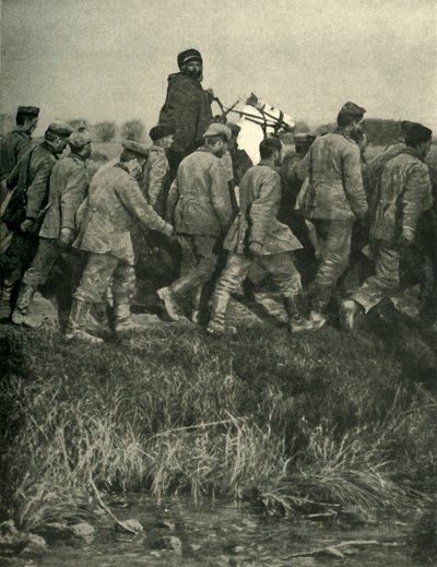 Een Franse Noord-Afrikaanse soldaat met krijgsgevangenen, Eerste Wereldoorlog, 1914, ca. 1920 door Unbekannt