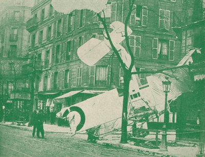 Een Frans vliegtuig landt in een straat in Parijs, c1917 1919 door Unbekannt