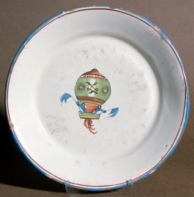 Een Franse faience plaat met luchtvaarders met vlaggen, 1785 door Unbekannt