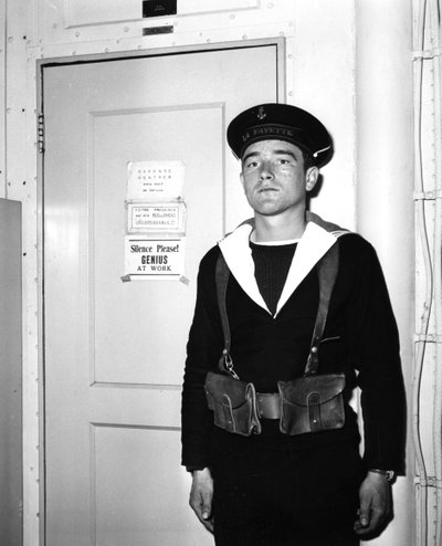 Een Franse wacht buiten de operatiekamer van het vliegdekschip La Fayette, 1951 door Unbekannt