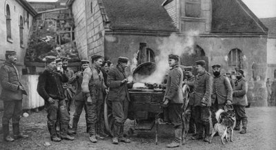 Een Duitse leger veldkeuken in een Frans dorp, Eerste Wereldoorlog, 1915 door Unbekannt
