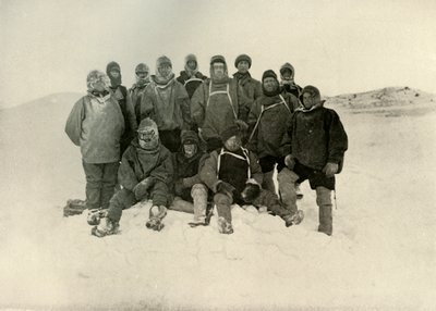 Een groep van de kustpartij bij de winterkwartieren, ca. 1908, 1909 door Unbekannt
