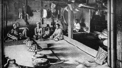 Een Kalimantan inheems langhuis, Borneo, 1922 door Unbekannt