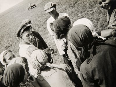Een Kolchoz brigade neemt een pauze, USSR, 1931 door Unbekannt