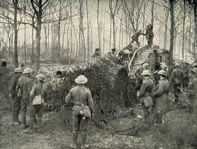 Een Landship dat een 5.9 Duitse Marinekanon binnenbrengt onder Camouflage, 1919 door Unbekannt