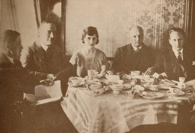 Een maaltijd aan boord van de Graf Zeppelin tijdens een vlucht over de Atlantische Oceaan, 1927 door Unbekannt
