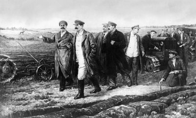 Een schilderij van K. Finogenov van J. V. Stalin, G. K. Ordjonikidze, M. I. Kalinin, L. M. Kaganovich en A. A. Zhdanov op het experimentele veld van het Auto-Tractor Instituut door Unbekannt