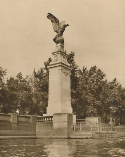 Een Romeinse adelaar symboliseert passend de vliegende mannen van de Grote Oorlog, ca. 1935 door Unbekannt