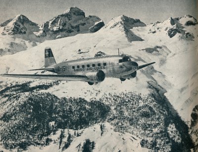 Een Swissair vliegtuig vliegt nabij St. Moritz Aerodrome, Zwitserland, ca. 1936-ca. 1937 door Unbekannt