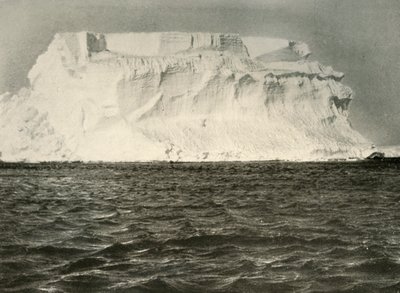 Een tabulaire ijsberg van typisch Antarctische vorm, ca. 1908, 1909 door Unbekannt