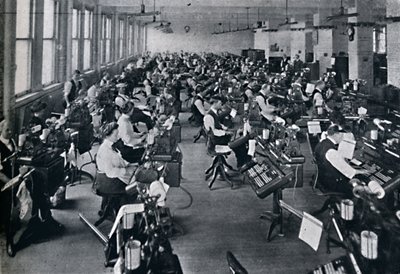 Een overzicht van de grootste batterij van zetmachines ter wereld, 1916 door Unbekannt