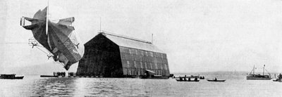 Een Zeppelin die zijn drijvende schuur binnenkomt door Unbekannt