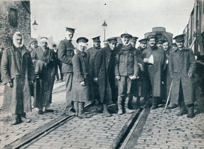 Een groep gewonden van Neuve Chapelle op een Frans treinstation door Unbekannt