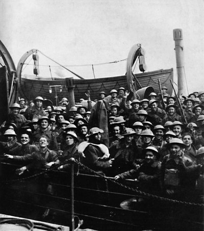 Een boot met soldaten gered uit Duinkerken, 1940 door Unbekannt