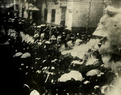 Een bom ontploft op de dag van het huwelijk van de koning en koningin van Spanje, Madrid, 1906, 1910 door Unbekannt
