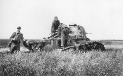Een kapotte Franse lichte tank, Villers-Cotterets, Aisne, Frankrijk door Unbekannt