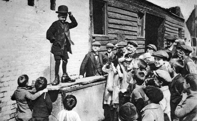 Een opkomende bewonderaar van Charlie Chaplin, oostkant van Londen, 1926-1927 door Unbekannt