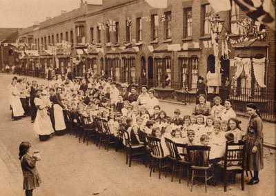 Een kinder theekransje in een straat in East End, Londen, om het Verdrag van Versailles te vieren door Unbekannt