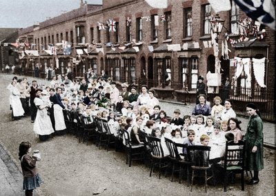Een kinder theekransje in een straat in East End in Londen, om het Verdrag van Versailles te vieren door Unbekannt