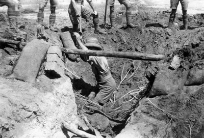 Een ingestorte Britse schuilplaats, Mesopotamië, WOI, 1918 door Unbekannt