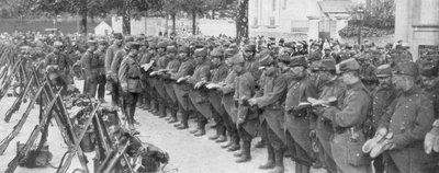 Een kolonel die de laarzen van zijn soldaten controleert, Saint-Francois-Xavier, Parijs, Frankrijk, augustus 1914 door Unbekannt