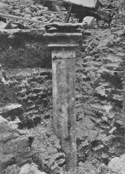 Een zuil van de hal van Blackfriars Priory, City of London door Unbekannt