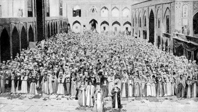Een congregatie kijkt naar de heilige Kaaba in de moskee van Mekka, Saoedi-Arabië, 1922 door Unbekannt