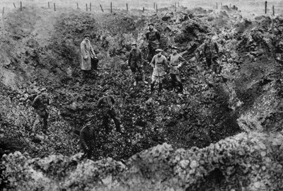 Een krater veroorzaakt door de explosie van een mijn, Westfront, 1917 door Unbekannt