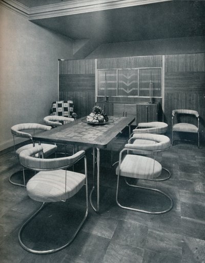Een eetkamer set, met tafel en stoelen van stalen buis. Door Practical Equipment Ltd., van Londen door Unbekannt