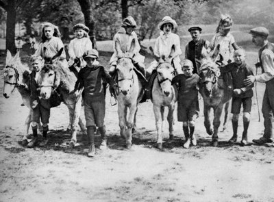 Een ezelrit op een vrije dag op Hamstead Heath, Londen, 1926-1927 door Unbekannt